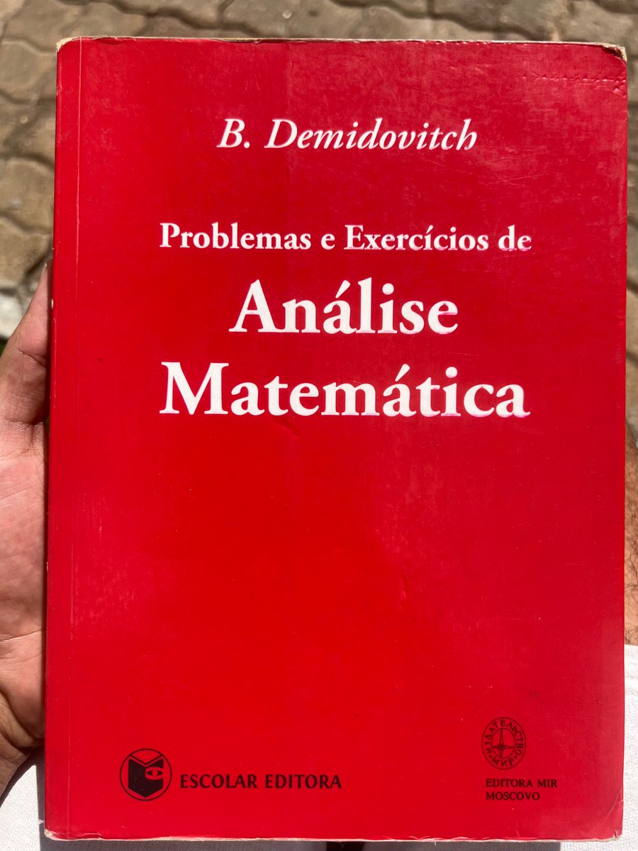 MarioFaife's tweet photo. Onde o filho chora e a mãe não vê 😂😂

(O livro preferido de todo Estudante de Engenharia) https://t.co/BABB2HBT95