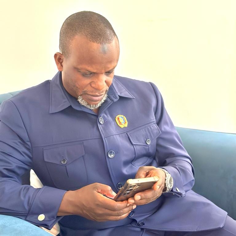 Nasaha za Omar
"Ndani ya mioyo ya binadamu tunapanga mipango mingi, ila Mwenyezi Mungu uitizama na kuizuia au kuiruhusu ifanikiwe. Mwenyezi Mungu atazuia mipango yako yote yenye shari na wewe hata kama unaiona ni mizuri. Mpango wa Mungu ndio MPANGO SAHIHI"

TAFAKATI SANA!