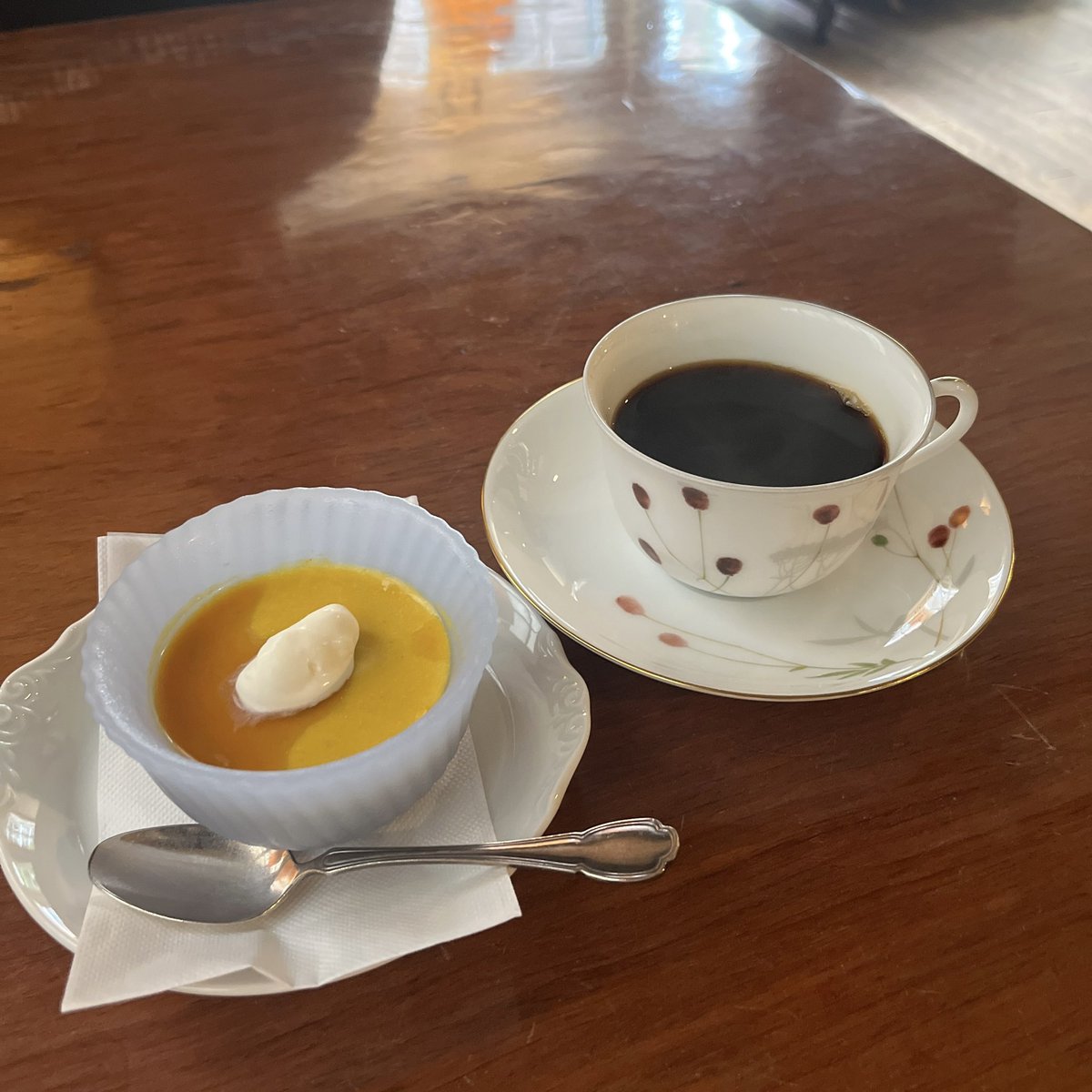 coffee_or_some's tweet photo. 螢明舎でブレンドとカボチャのプリン。賑々した通りから一変して落ち着いています。おいしい。ケーキも食べたかったけどグッと堪える。谷津だよ。 https://t.co/sFlP6rxWsh