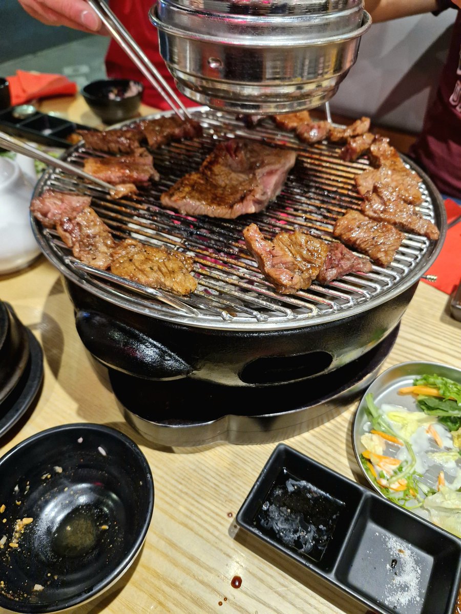 borderpsh's tweet photo. 애들아, 고기 최고야 ㅎㅎ

#EN_loG #ENGENE_loG https://t.co/cpB5RBFtq8