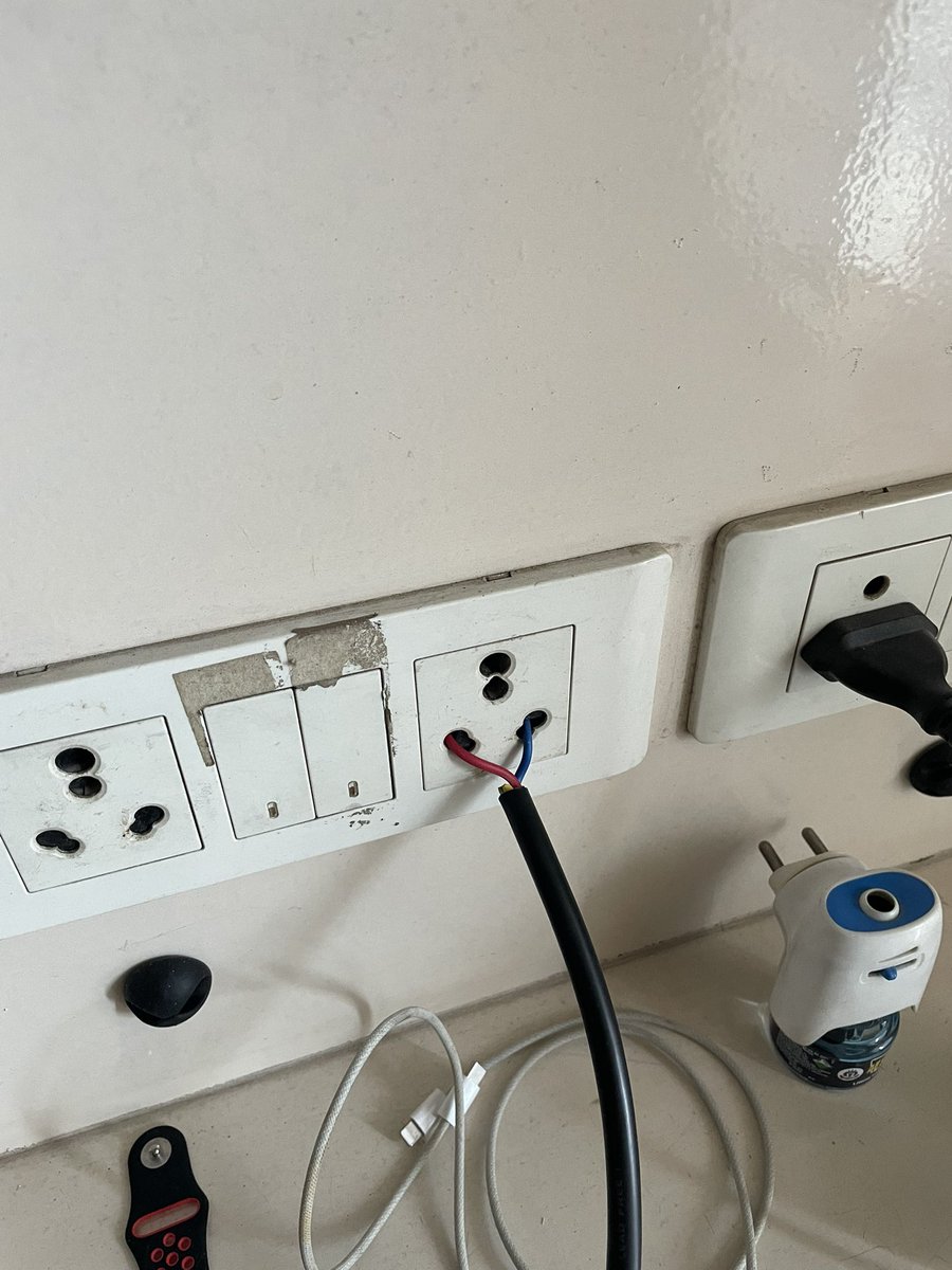 cpmajmer's tweet photo. #Midea we purchased new 5 star rating 1.5T Inverter AC of Midea.
We thought this will be a good company. But person deployed for installation subletted to two local boys and went away. Very shabby installation. More of it, New Midea AC is not cooling. Midea for immediate action. https://t.co/8hlWsyturV