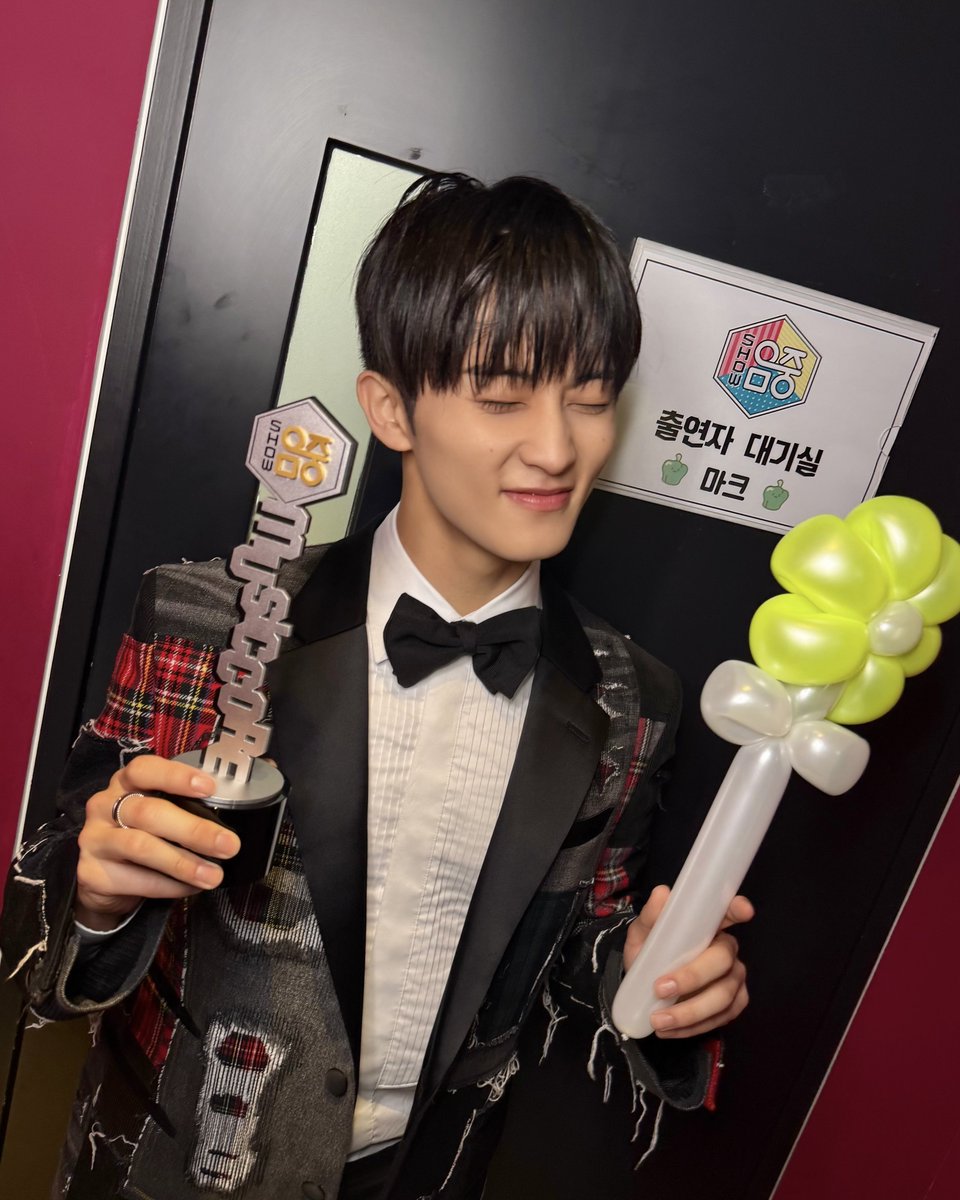 NCTsmtown's tweet image. 시즈니........
으맠쩡심에서 솔로로 처음으로 1위했어요 오늘ㅠ
이런 날도 오는구나ㅠ 에휴
시즈니 진짜진짜 고생했어여ㅠ 정말 정말 고맙고...그냥 또 고마워여ㅠ
아프지말아여 절대ㅠ 우리 앞으로 더 오래오래 행복하게 활동해요💚🫑 진짜 고마워!!!!!

#MARK #마크 #MARK_1999
#NCT #NCT127…