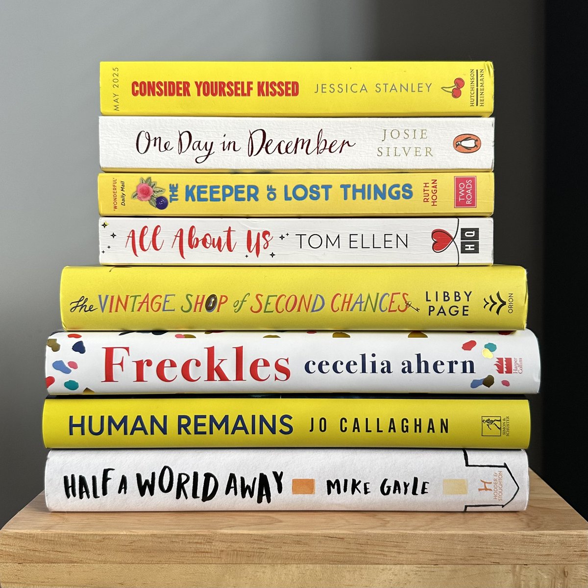 shonaholmes23's tweet image. 🐣🥚HAPPY EASTER WEEKEND!🥚🐣
Thought I would celebrate the #easterweekend🐰 with a yellow & white #bookstack!
Some absolutely fabulous reads in this stack AND I’ve read all but two of them! 🙌
How are you spending the long weekend? What books are you reading?📖
#BookTwitter