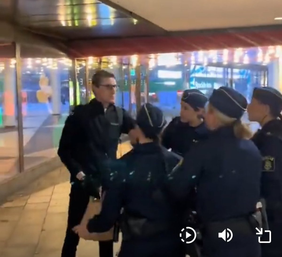 katjanouch's tweet photo. Kan @polisen_sthlm förklara varför aggressiva Gazademonstranter tillåts störa intervju med anhörig för terrordådets offer - men en ensam och rätt lugn kille med israelisk miniflagga som motdemonstrerar, genast förs bort av fyra ilskna poliser? https://t.co/s3CT3YjGbQ