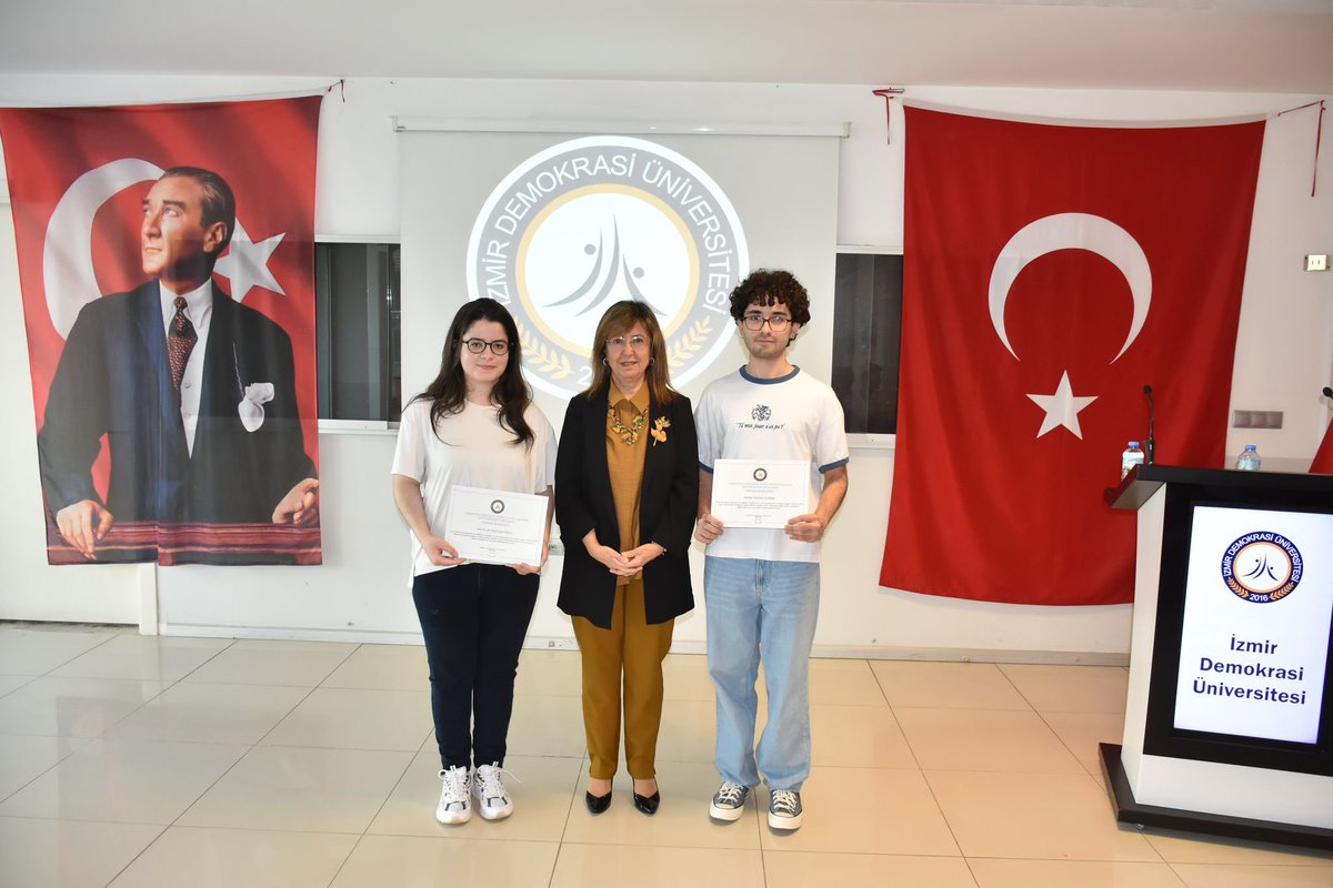 İzmir Demokrasi Üniversitesi (@izmirdemokrasi1) on Twitter photo TÜBİTAK 2029 kapsamında, "Lisansüstü Eğitimde Temel Eğitici Gelişimi" sertifikasyon programında, "Yapay Zeka Destekli Ögrenme ve Etik" konulu eğitimi başarıyla tamamlayan öğrenciler, sertifikalarını Rektör Tunçsiper’den aldı.
#izmirdemokrasiünüversitesi
#YapayZeka
<a href="/tbedriye1/">Bedriye Tunçsiper</a> TÜBİTAK 2029 kapsamında, "Lisansüstü Eğitimde Temel Eğitici Gelişimi" sertifikasyon programında, "Yapay Zeka Destekli Ögrenme ve Etik" konulu eğitimi başarıyla tamamlayan öğrenciler, sertifikalarını Rektör Tunçsiper’den aldı.
#izmirdemokrasiünüversitesi
#YapayZeka
<a href="/tbedriye1/">Bedriye Tunçsiper</a>