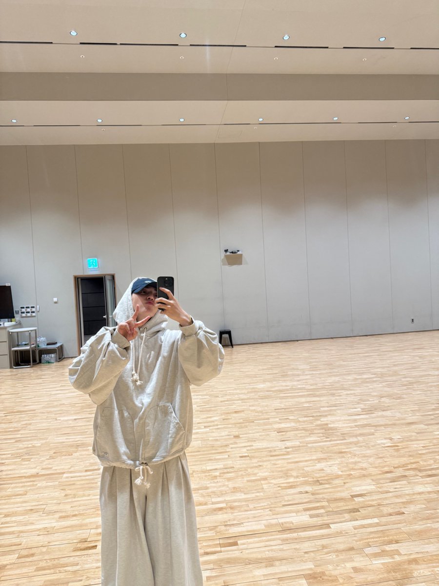 svtranslation's tweet photo. 250419 #scoups 🌟 

🍒 waiting for mingyu

#에스쿱스 @pledis_17 https://t.co/HjrPH7v8Mh