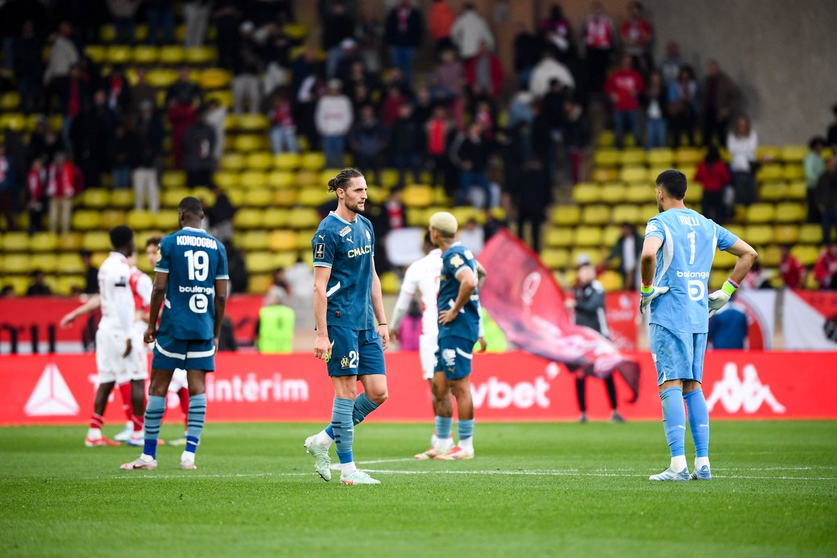 ActuFoot_'s tweet photo. Medhi Benatia sur l’instabilité à l’OM :

« Nice est passé 6e, 𝗾𝘂𝗶 𝗽𝗮𝗿𝗹𝗲 𝗱𝘂 𝗰𝗹𝘂𝗯 ? 

Lyon a eu une période compliquée, 𝗾𝘂𝗶 𝗲𝗻 𝗮 𝗽𝗮𝗿𝗹𝗲́ ? 

Si la défaite contre Manchester United était arrivée à l'OM, 𝗶𝗹 𝗮𝘂𝗿𝗮𝗶𝘁 𝗳𝗮𝗹𝗹𝘂 𝘁𝗼𝘂𝘁 𝗿𝗮𝘀𝗲𝗿 𝗰𝗲 𝗺𝗮𝘁𝗶𝗻. 

𝗟𝗲 𝗳𝗼𝗼𝘁, 𝗰𝗲 𝗻'𝗲𝘀𝘁 𝗽𝗮𝘀 𝗰̧𝗮. 𝗢𝗻 𝗱𝗼𝗶𝘁 𝗽𝗮𝗿𝗹𝗲𝗿 𝗱𝗲 𝘀𝘁𝗮𝗯𝗶𝗹𝗶𝘁𝗲́, 𝗹𝗮𝗶𝘀𝘀𝗲𝗿 𝗹𝗲𝘀 𝗴𝗲𝗻𝘀 𝘁𝗿𝗮𝘃𝗮𝗶𝗹𝗹𝗲𝗿. » 😤

🗞️ La Provence