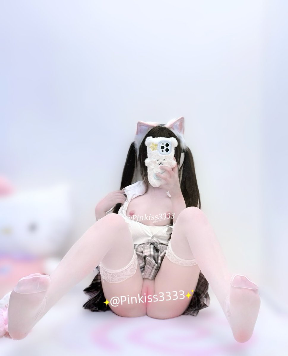 Pinkiss3333's tweet photo. 唔 抬起腿腿露出穴穴是不是更方便哥哥的肉棒进入呢～

@xybereum 
@xyberlabs 
@xyberdolls https://t.co/ncNgegEOmM