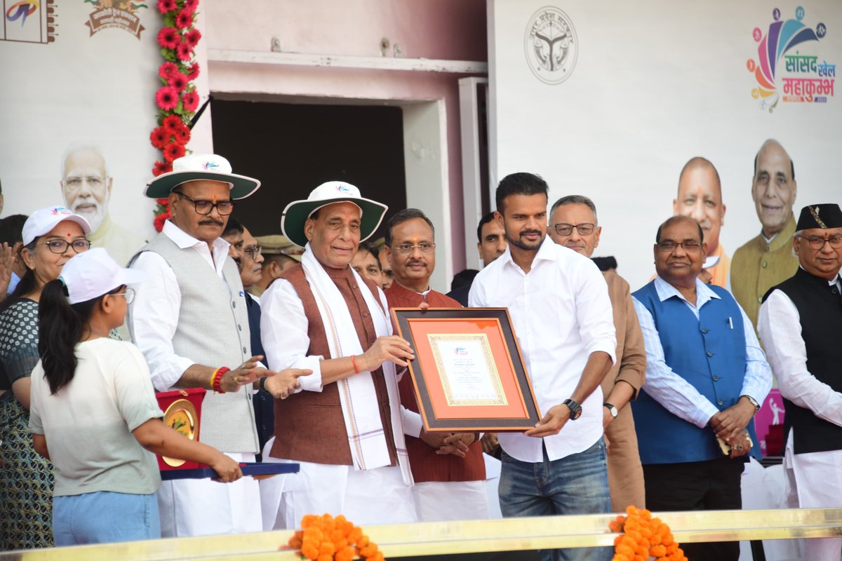 आदरणीय माननीय रक्षा मंत्री श्री @rajnathsinghbjp का हृदय से आभार इस सम्मान और स्नेह के लिए।खेलो और खिलाड़ियों को हमेशा बढ़ावा और प्रोत्साहन देने के लिए धन्यवाद 🙏