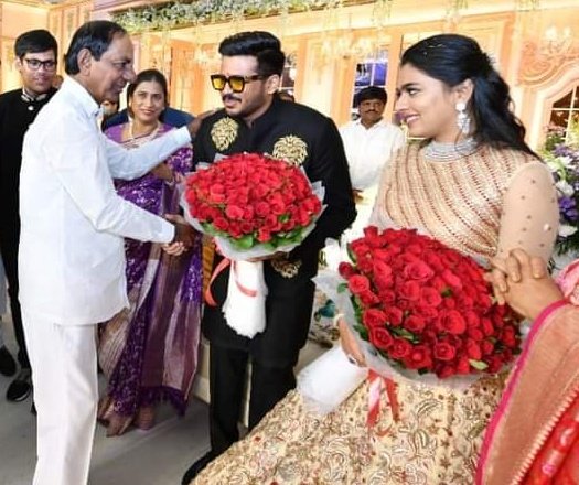 Krishank_BRS's tweet photo. Is reacting to Mynampally Rohith in the same language a solution ❓️
But CM Revanth too speaks the same language...

When he is 23 years, his father buys him a Rs.4 crore Hummer Car,
He is guarded by some recognised Rowdy Sheeters,
Wears a Rs.3 crore Wrist Watch,
When he turns 25 his Dad gifts him a Congress MLA Ticket and claims as Youngest MLA of India...
Within a year this filthy rich lad uses derogatory language against most Senior Politician of Telangana State Shri KCR ...

What could be his arrogance ❓️
1. His Father ?
2. His Money ?
3. His MLA post ?

MLA of the Party led by GANDHI Family 🤷🏽‍♂️