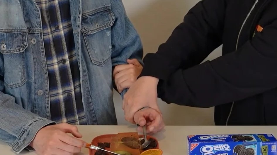 #스포주의
진짜
개쳐웃겼던거
동생(형이만든괴식으로부터)살고싶어서형꼭잡고말림