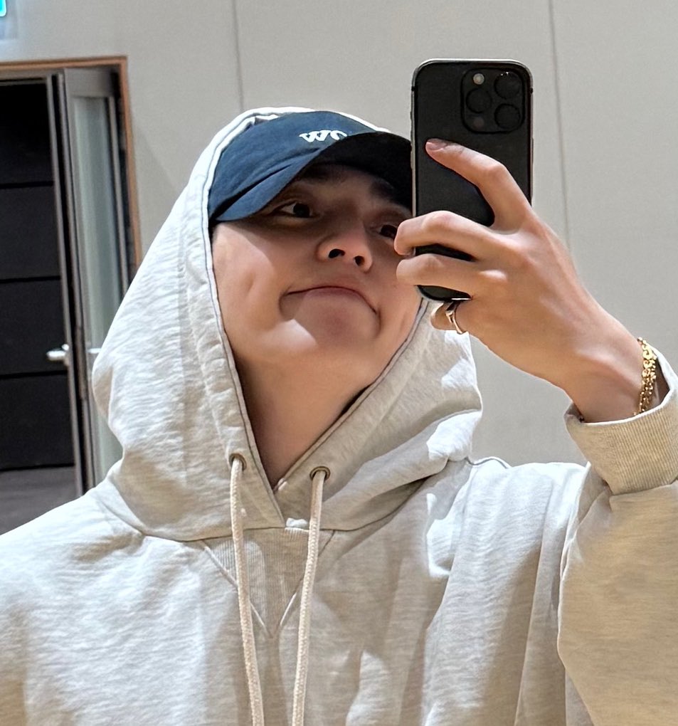 aboutscoups's tweet photo. seungcheol’s dimples are so cute 🤏🏻 https://t.co/v6CNKoOx1T