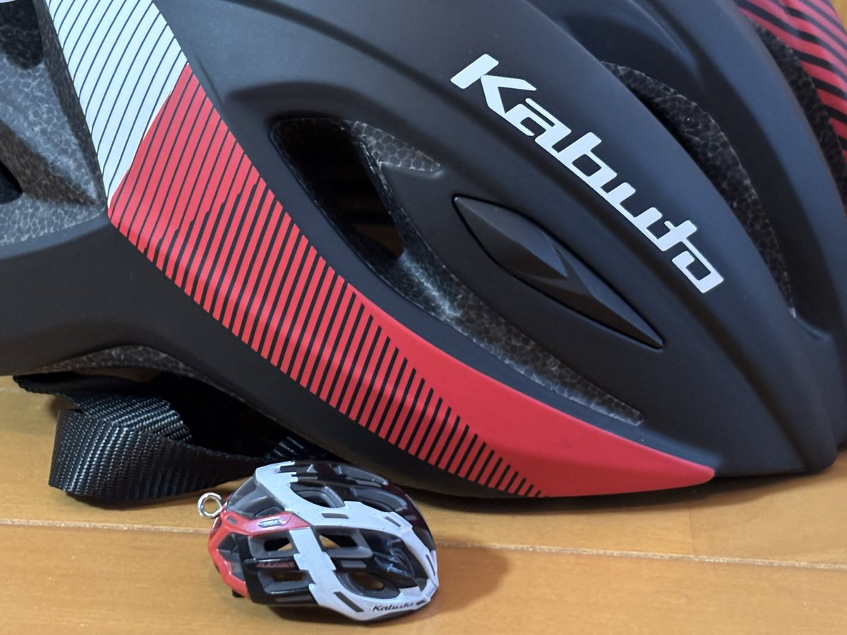 june_motosaka's tweet image. 自転車ヘルメットのガチャ見つけました。2回まわして自分のメットに似たやつが出て嬉しい🙌
1/6サイズだけどフレックスエアはキャンバスより少し小さめでドール着用は厳しそう。キャンバスの方はmomokoにぴったり！(サヤカには無理でした)1/6ロードバイクも欲しい🚴‍♂️
#ogk #kabutoガチャ
#momokodoll