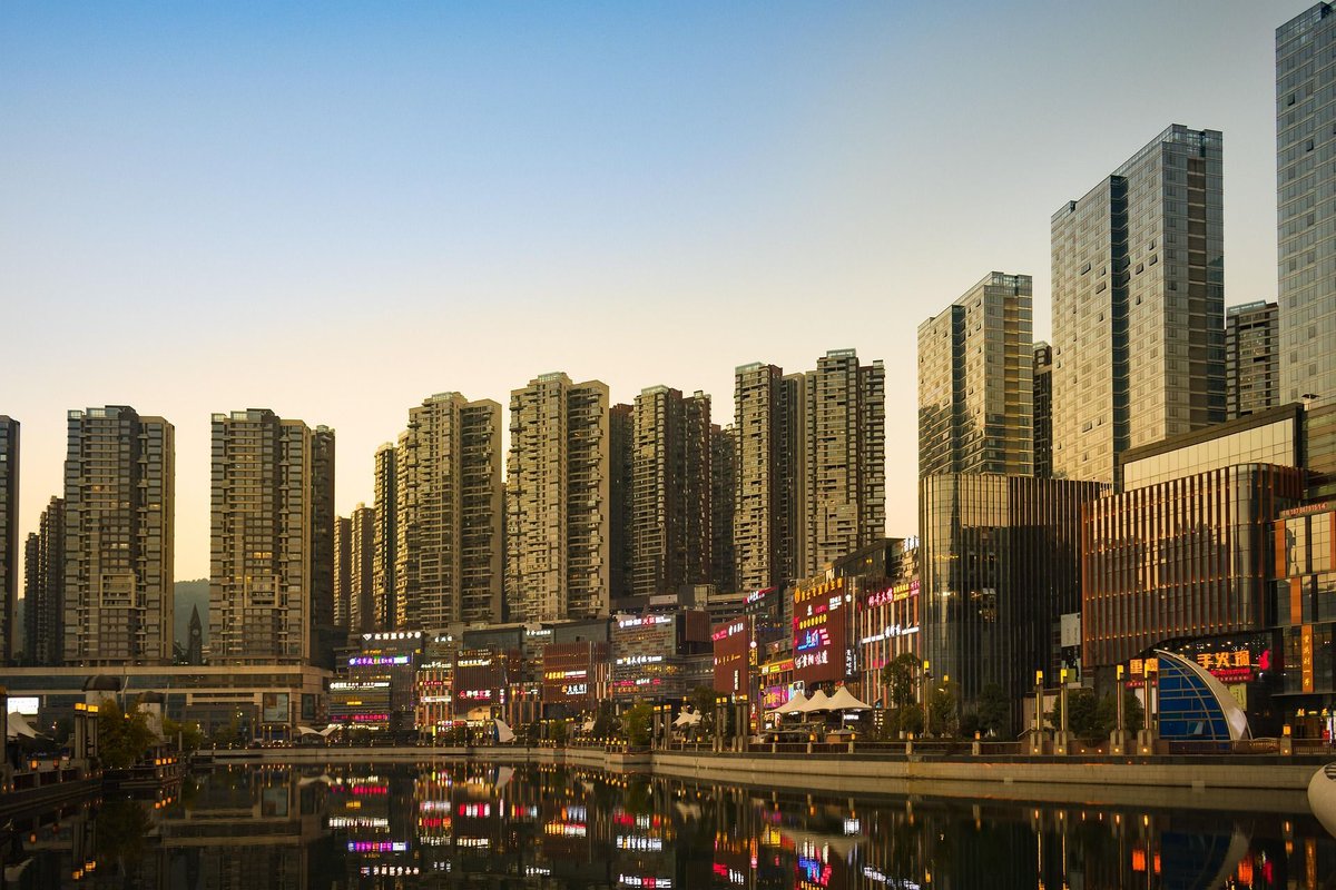 GoGuizhou's tweet photo. As the sun sets over Guizhou, the city lights wake up, where modern life meets mountain silhouettes. 🌇✨ https://t.co/B6ZbRpOATL
