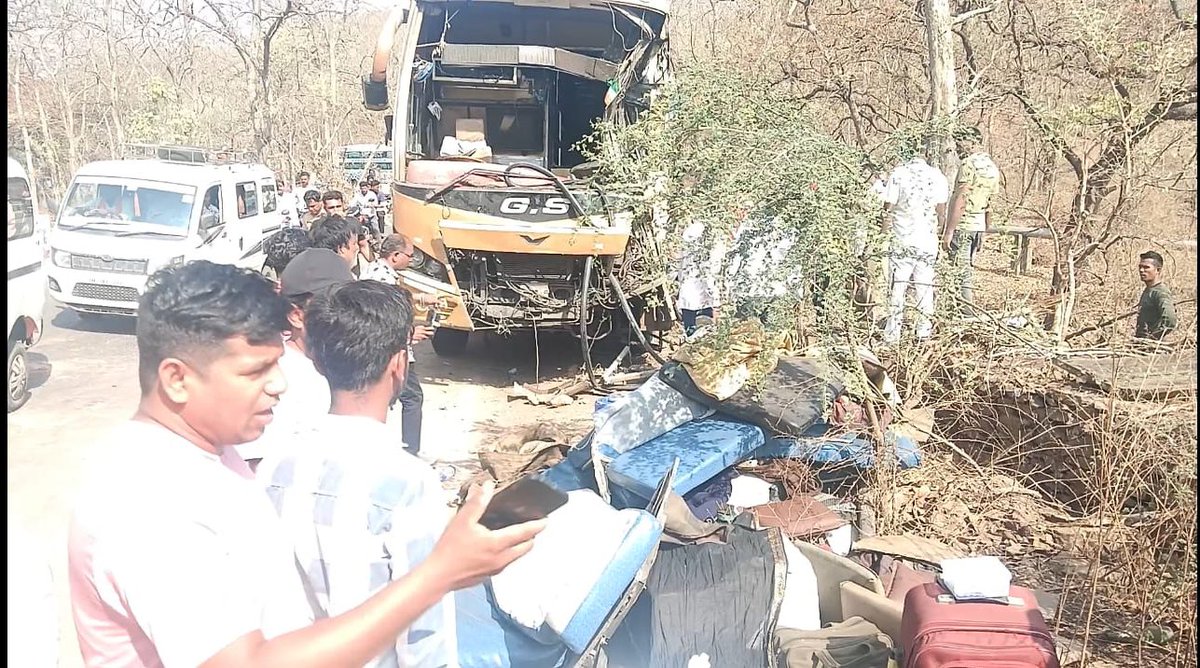 LokmatTimes_ngp's tweet image. #Yavatmal: Around 9 AM Saturday, a Pune-Chandrapur #privatebus #overturned near Ichori Ghat on the Darwha #route after the driver #lostcontrol on a sharp curve, leading to a #serious accident.