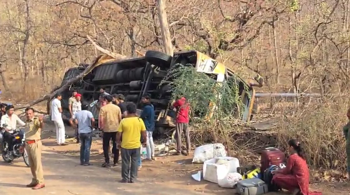 LokmatTimes_ngp's tweet image. #Yavatmal: Around 9 AM Saturday, a Pune-Chandrapur #privatebus #overturned near Ichori Ghat on the Darwha #route after the driver #lostcontrol on a sharp curve, leading to a #serious accident.