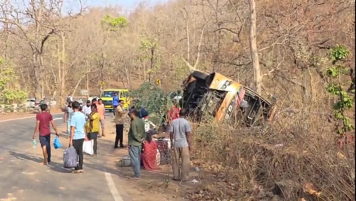 LokmatTimes_ngp's tweet image. #Yavatmal: Around 9 AM Saturday, a Pune-Chandrapur #privatebus #overturned near Ichori Ghat on the Darwha #route after the driver #lostcontrol on a sharp curve, leading to a #serious accident.