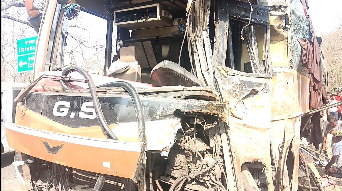 LokmatTimes_ngp's tweet image. #Yavatmal: Around 9 AM Saturday, a Pune-Chandrapur #privatebus #overturned near Ichori Ghat on the Darwha #route after the driver #lostcontrol on a sharp curve, leading to a #serious accident.