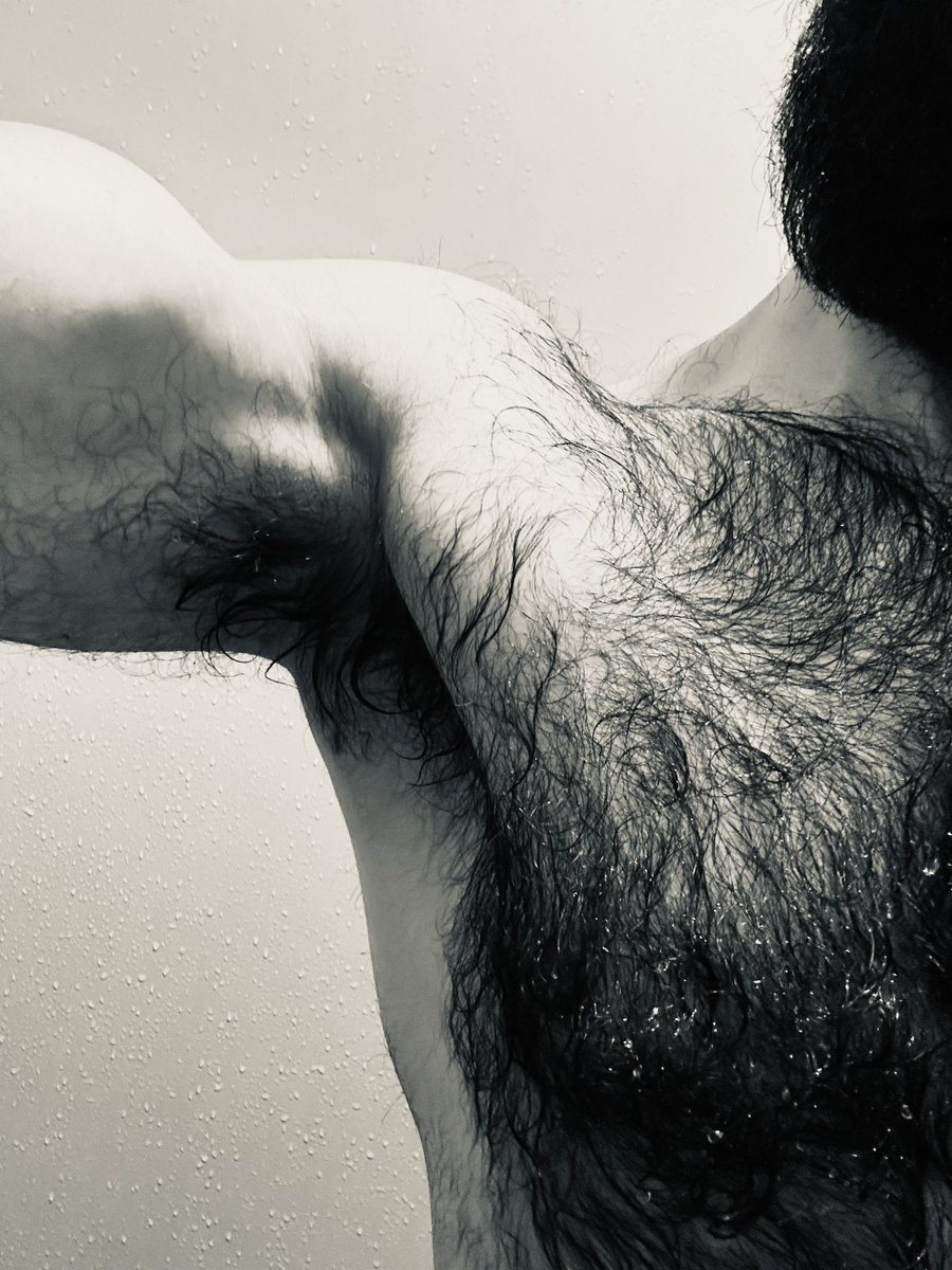 Post workout 🏋️ 
#hairypits #hairychest #chestday #lockerroom #postworkout #sweatypits #mnwo #gaybear #hairygay #hairydad #hairymen #muskypits #masculanity