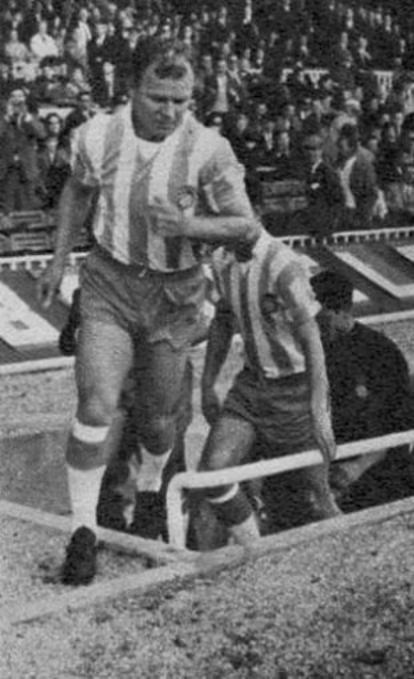Hemeroteca_FCB's tweet photo. 📆 Kubala.. xiulat al Camp Nou! 😠
El gran ídol barcelonista va tornar un dia com avui de 1964 amb la samarreta de l'Espanyol. L'hongarès va ser rebut amb una xiulada considerable. El Barça va guanyar 5-0 amb gols de Ré (3), Kocsis i Gràcia.
#FCBOnthisday #FCBESP #LaLiga https://t.co/k3dbDHaL44