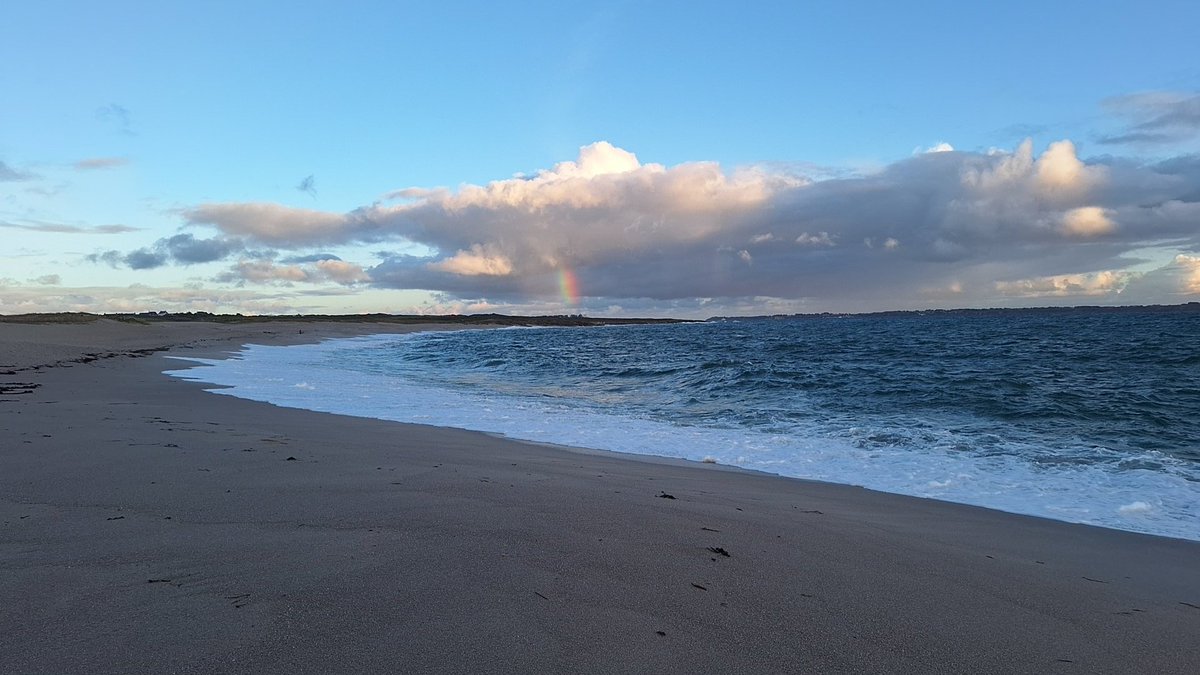 laurent27100's tweet photo. Bonjours, toujours un plaisir de venir en Bretagne, prendre l'air iodé et redécouvrir ces paysages magnifiques. Au loin, un début d’arc-en-ciel se forme, tout près de l’île de Groix #Bretagne #IleDeGroix #AirIodé #Nature #Paysages #ArcEnCiel #Mer #Voyage #Evasion #BonheurSimple https://t.co/Mp6IwAFLb3