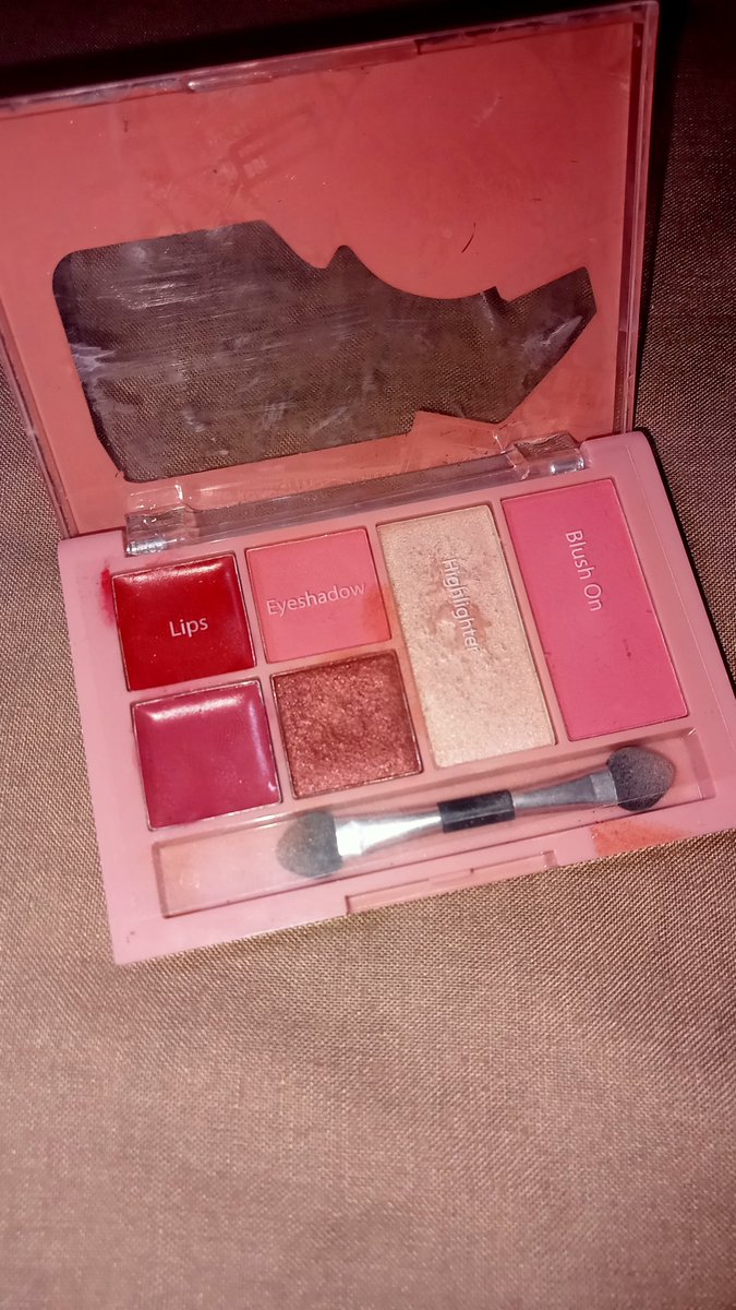yaa_tz's tweet photo. 5. warna mata dan highliter
ini aku juga pake madame gie get away makeup tadi ya. isinya 2 shade lip, eyeshadow, highliter dan blush. pas bgt klo mau dibawa pergi2 praktis jd sepaket. aku saranin pilih yg sesuai tone kulit kalian. aku cool tone, pake yg no 5😄 https://t.co/BZAxNLGcHl