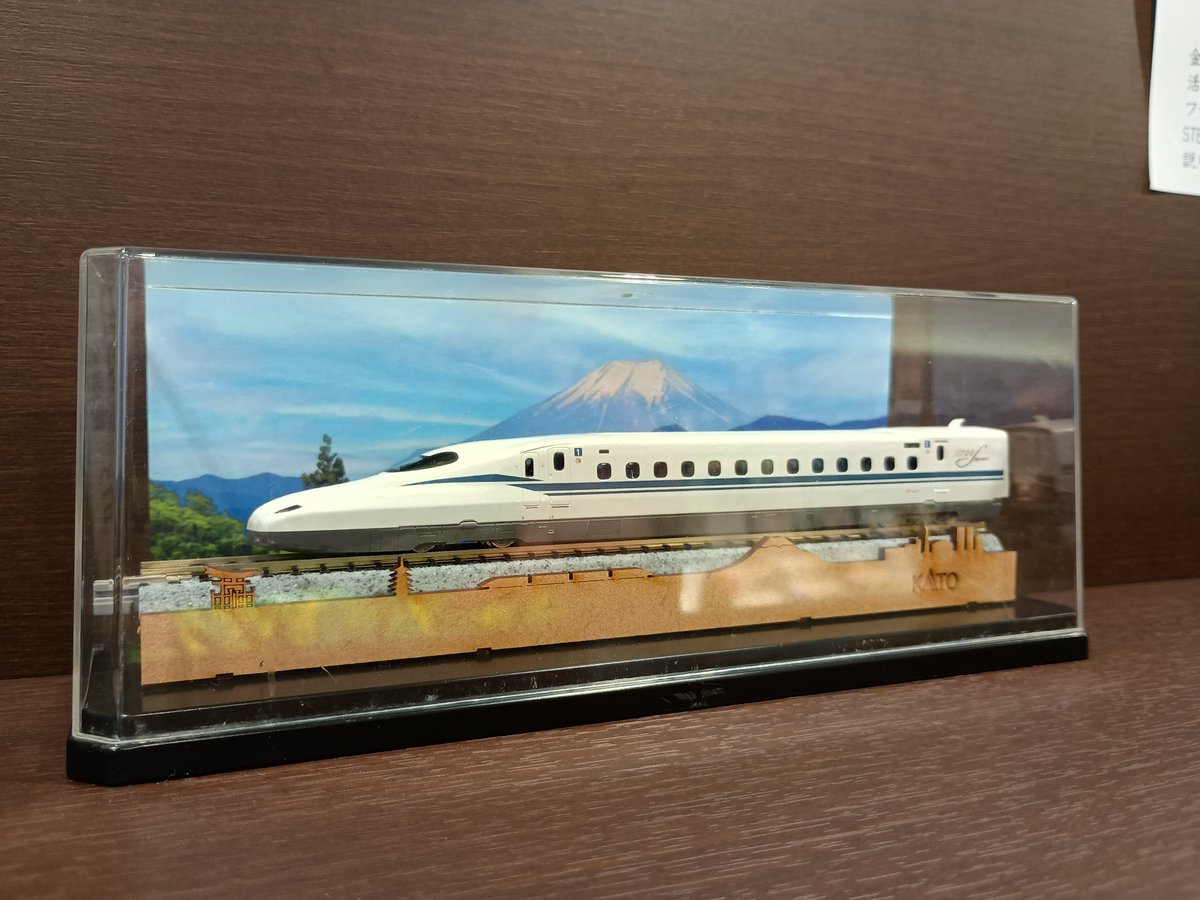 【Display Set】~Kyoto Limited~
N700S Shinkansen with a Display Base and a Case ¥5,500 (¥5,000 Tax-Free Price)
Keep your beautiful memories in Japan with trains and landscapes forever.
* This set is sold only in KATO Model-Trains Kyoto Station.