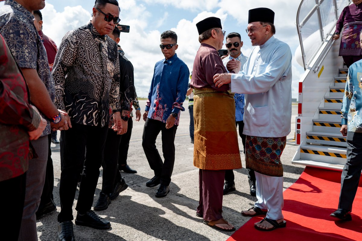 anwaribrahim's tweet photo. Pagi tadi saya berangkat ke Kuching, Sarawak bagi menyusun beberapa perencanaan terkait pembangunan di negeri ini. Usai tiba, saya terus ke Wisma Bapa Malaysia untuk mempengerusikan Mesyuarat Khas Pembangunan Negeri Sarawak.

Turut hadir Premier Sarawak, Datuk Patinggi Tan Sri Dr Abang Abdul Rahman Zohari Tun Datuk Abang Openg; Timbalan Perdana Menteri, Dato Sri Fadillah Yusof; serta barisan pimpinan Kerajaan Persekutuan dan Negeri.

Dalam mesyuarat ini, saya menegaskan keperluan agar seluruh jentera kerajaan baik di peringkat Persekutuan mahupun Negeri untuk bersiap siaga berdepan ketidaktentuan ekonomi global, khususnya susulan pengumuman tarif oleh Amerika Syarikat.

Segala perancangan harus segera diterjemah kepada pelaksanaan demi memperkukuh daya tahan dalaman ekonomi negara terhadap sebarang kejutan atau tindakan luar yang mengganggu kelangsungan kita.

Saya turut mendengar pembentangan berkaitan Pelan Hala Tuju Gas Sarawak serta insentif cukai Bank Pembangunan Sarawak yang berpotensi memperkukuh ekonomi negeri dan menjana limpahan manfaat kepada rakyat Sarawak, dan Malaysia secara keseluruhan.

Mesyuarat turut membincangkan hala tuju serta keutamaan projek-projek pembangunan di Sarawak agar diselaraskan dengan perancangan Persekutuan. Semoga usaha bersama ini terus menyuburkan kemakmuran dan kesejahteraan buat seluruh warga Bumi Kenyalang.

#MalaysiaMADANI
#MADANIBekerja