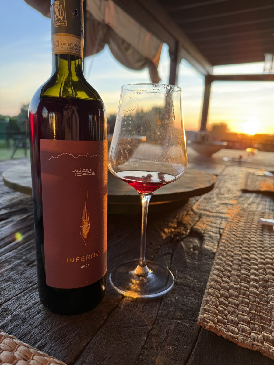 JavierInfanteB's tweet image. Magníficos estos dos vinos que me han regalado en mi último viaje a Roma. El Inferno (Sangiovese) algo más serio, elegante y concertado, agradecerá algún año de guarda. El Sciornaia un zumo natural de cerezas, limpio jugoso y equilibrado. Merecen mucho la pena los dos.