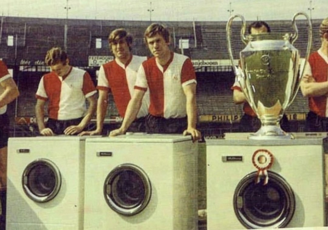 #Feyenoord 🇳🇱  ❤️🤍🖤 players receive their bonuses for winning the 1970 #EuropeanCup.
