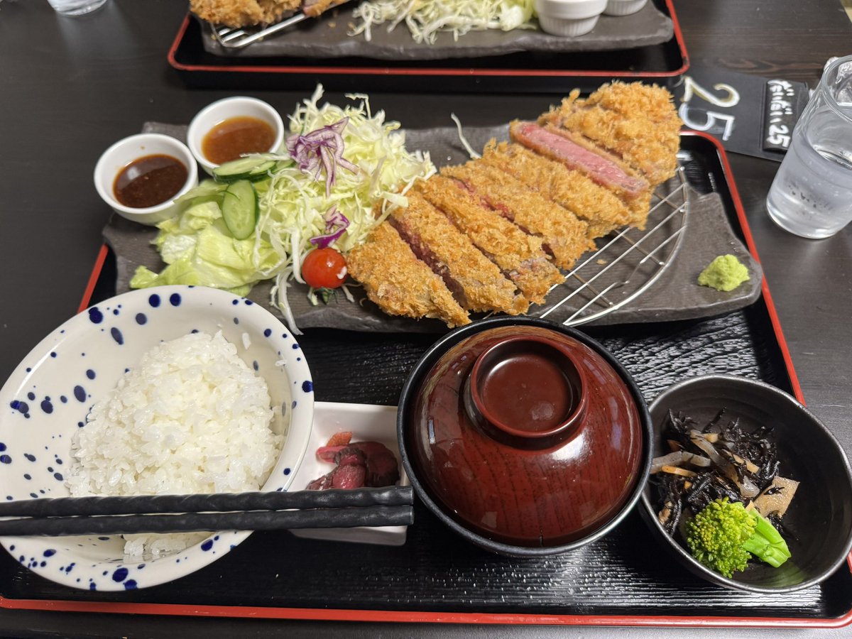 久しぶりに醍醐来ました☺️
限定品の牛カツ定食を頼んでみました😂