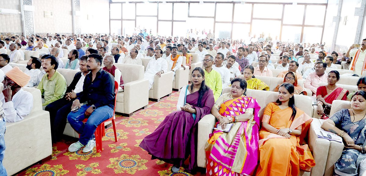 Yogi Adityanath (@myogiadityanath) on Twitter photo 'рднрд╛рд░рдд рд░рддреНрди' рдмреЛрдзрд┐рд╕рддреНрд╡ рдмрд╛рдмрд╛ рд╕рд╛рд╣рдм рдбреЙ. рднреАрдорд░рд╛рд╡ рдЖрдВрдмреЗрдбрдХрд░ рд╕рдореНрдорд╛рди рдЕрднрд┐рдпрд╛рди рдХреЗ рдЕрдВрддрд░реНрдЧрдд рдЖрдЬ рдЬрдирдкрдж рдЧреЛрд░рдЦрдкреБрд░ рдореЗрдВ рдЖрдпреЛрдЬрд┐рдд рд╕рдВрдЧреЛрд╖реНрдареА рдореЗрдВ рд╕рдореНрдорд┐рд▓рд┐рдд рд╣реБрдЖред
рдЕрдиреЗрдХрддрд╛ рдореЗрдВ рдПрдХрддрд╛ рдХрд╛ рд╕рдВрджреЗрд╢ рджреЗрдиреЗ рд╡рд╛рд▓рд╛ рднрд╛рд░рдд рдХрд╛ рд╕рдВрд╡рд┐рдзрд╛рди 140 рдХрд░реЛрдбрд╝ рднрд╛рд░рдд рд╡рд╛рд╕рд┐рдпреЛрдВ рдХреЛ рдЙрддреНрддрд░ рд╕реЗ рджрдХреНрд╖рд┐рдг рддрдХ, рдкреВрд░реНрд╡ рд╕реЗ рдкрд╢реНрдЪрд┐рдо рддрдХ, рдЖрдЬ рдЕрдЧрд░ рдПрдХ рд╕реВрддреНрд░ рдореЗрдВ рдмрд╛рдВрдзрдиреЗ рдореЗрдВ 'рднрд╛рд░рдд рд░рддреНрди' рдмреЛрдзрд┐рд╕рддреНрд╡ рдмрд╛рдмрд╛ рд╕рд╛рд╣рдм рдбреЙ. рднреАрдорд░рд╛рд╡ рдЖрдВрдмреЗрдбрдХрд░ рд╕рдореНрдорд╛рди рдЕрднрд┐рдпрд╛рди рдХреЗ рдЕрдВрддрд░реНрдЧрдд рдЖрдЬ рдЬрдирдкрдж рдЧреЛрд░рдЦрдкреБрд░ рдореЗрдВ рдЖрдпреЛрдЬрд┐рдд рд╕рдВрдЧреЛрд╖реНрдареА рдореЗрдВ рд╕рдореНрдорд┐рд▓рд┐рдд рд╣реБрдЖред
рдЕрдиреЗрдХрддрд╛ рдореЗрдВ рдПрдХрддрд╛ рдХрд╛ рд╕рдВрджреЗрд╢ рджреЗрдиреЗ рд╡рд╛рд▓рд╛ рднрд╛рд░рдд рдХрд╛ рд╕рдВрд╡рд┐рдзрд╛рди 140 рдХрд░реЛрдбрд╝ рднрд╛рд░рдд рд╡рд╛рд╕рд┐рдпреЛрдВ рдХреЛ рдЙрддреНрддрд░ рд╕реЗ рджрдХреНрд╖рд┐рдг рддрдХ, рдкреВрд░реНрд╡ рд╕реЗ рдкрд╢реНрдЪрд┐рдо рддрдХ, рдЖрдЬ рдЕрдЧрд░ рдПрдХ рд╕реВрддреНрд░ рдореЗрдВ рдмрд╛рдВрдзрдиреЗ рдореЗрдВ