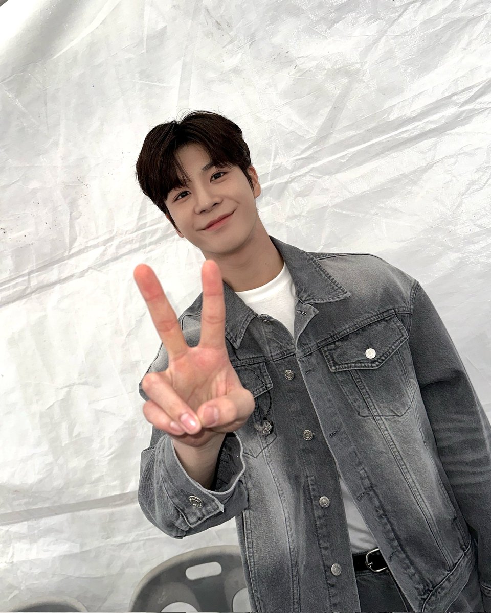 showpl_JDW's tweet photo. 제28회 전라병영성축제에 정동원 등장🤩

오랜 역사가 깃든 전라병영성에서 
동원이의 새로운 추억 하나 만들어갑니다✨

전라도에서 만난 우주총동원! 
너무 반가웠어요🫶🏻 조심히 들어가기〰️💚

#정동원 #JEONGDONGWON
#전라병영성축제 https://t.co/kYgItIybow