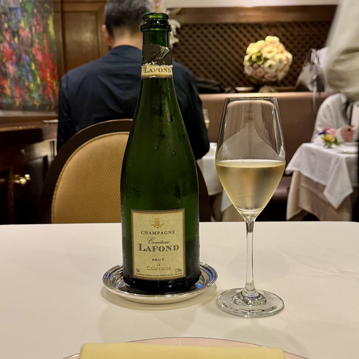 wine_rouken's tweet photo. 北島亭に来ています。
何にしようかな？
メニューから、今食べたいものを選ぶ楽しみ。

まずは、Champagneと富士プレミアムスパークリングウォーターを飲みながらゆっくり考えます☺️

#北島亭 https://t.co/TTUElFZy81