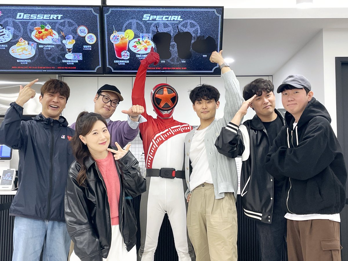 오늘 붐붐포스카페를 찾아주신 붐붐포스 성우님들께 진심으로 감사드립니다!

붐레드 : 이상준
붐블루 : 박성영
붐핑크 : 박혜진
붐블랙 : 김동현
붐오렌지 : 장태혁
붐바이올렛 : 채안석 <a href="/chae2942/">성우 채안석🎗</a> 

#로콜라보 #파워레인저 #붐붐포스