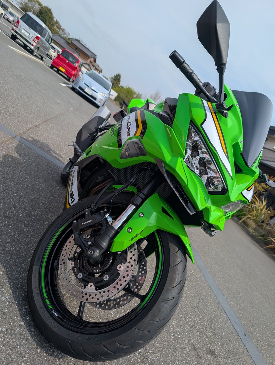R51_ZX4RR's tweet photo. 昨日、無事に納車完了！
増車したのはこの子！
ZX-4RR✨
Kawasakiバイクはバルカンに次いで２台目です。
CB250Rとも２台目ピカピカに磨きます。

#ZX4RR #ZX4R
#バイク好きと繋がりたい 
#Kawasaki
#納車 https://t.co/OwoIVez70R