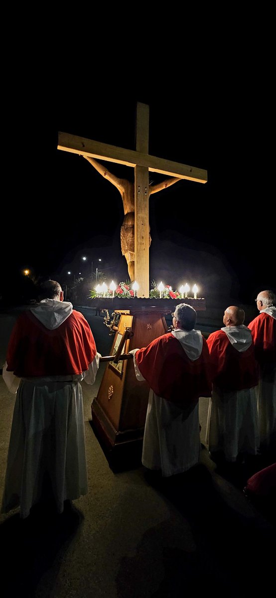 Gesù in croce APRE la braccia alla #vita e RISORGE.
Auguri di una serena e buona Pasqua a voi e a tutti i vostri cari!
•
Nella foto, VIA CRUCIS a MAZZARONA, la suggestione delle tradizioni pasquali a #Siracusa.