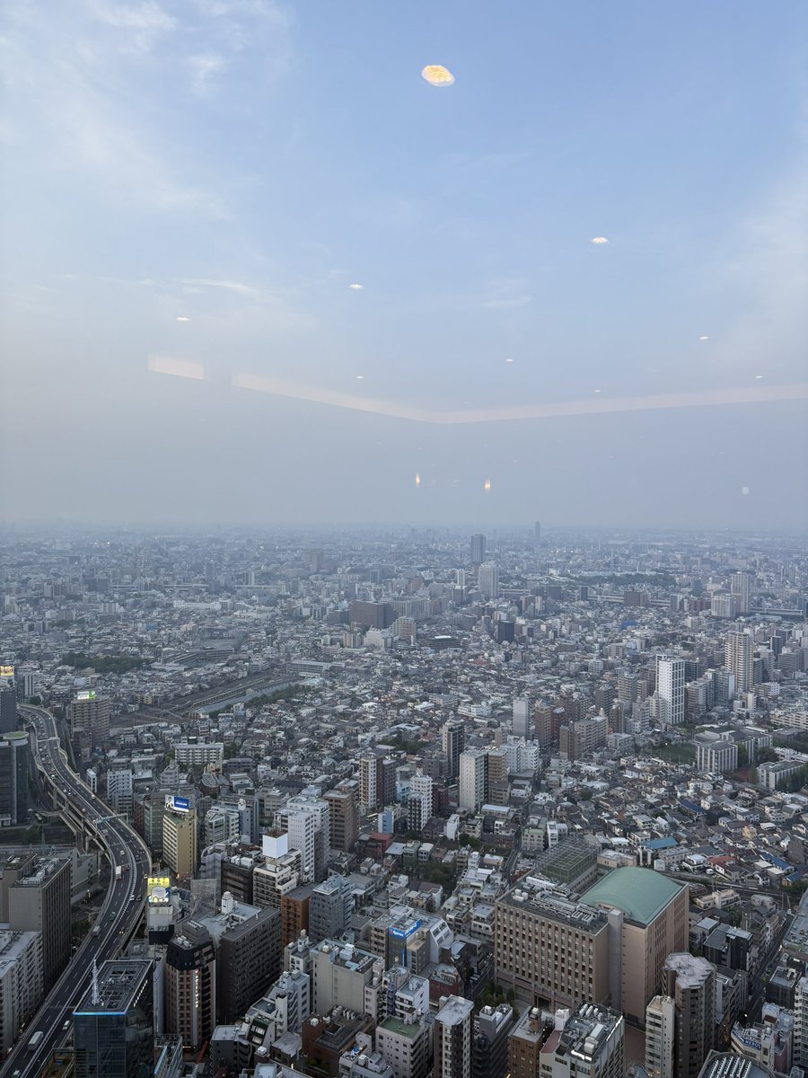 haru_self_check's tweet photo. ビルの59階の景色✨
普段来られないところに来ると
超刺激的。

また非日常を味わうために
がんばろうと思えるのです🥰

これからフリーランス仲間との
大新年会に参加してきます✨ https://t.co/jIlVCfTfUF