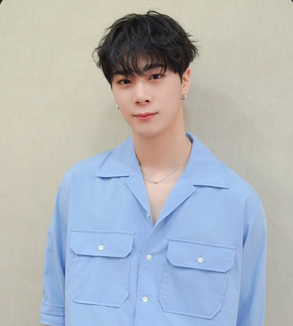 AboutMusicYT's tweet photo. Moonbin's friends have released a tribute song for him, '꿈속의 문(Moon) : Memory of the Moon.'

ASTRO, SEVENTEEN's Hoshi, Wonwoo, Mingyu, Dokyeom and Seungkwan, Stray Kids's Bang Chan, VIVIZ, I.M, Kihyun and Minhyuk from Monsta X, Moon Sua from Billlie, Kim Doyeon, Choi Yoojung, Naungjae, Chani from SF9 have all participated in the song.