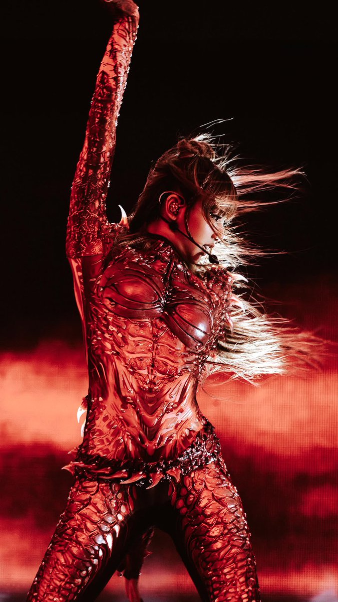 PPika1127's tweet photo. ชุดมังกรแดงนี่มันโคตรจึ้ง

ROCKSTAR LISA COACHELLA 
#LISACHELLA #Coachella2025 https://t.co/Cq93jz8xpx