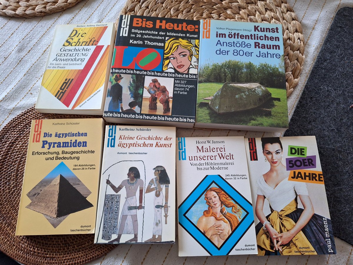 Bücher zu verschenken, einzeln oder alle zusammen. Porto übernehme ich. Will ja, dass sie in gute Hände kommen. Wenn sie niemand haben möchte, müssen sie leider ins Altpapier.
