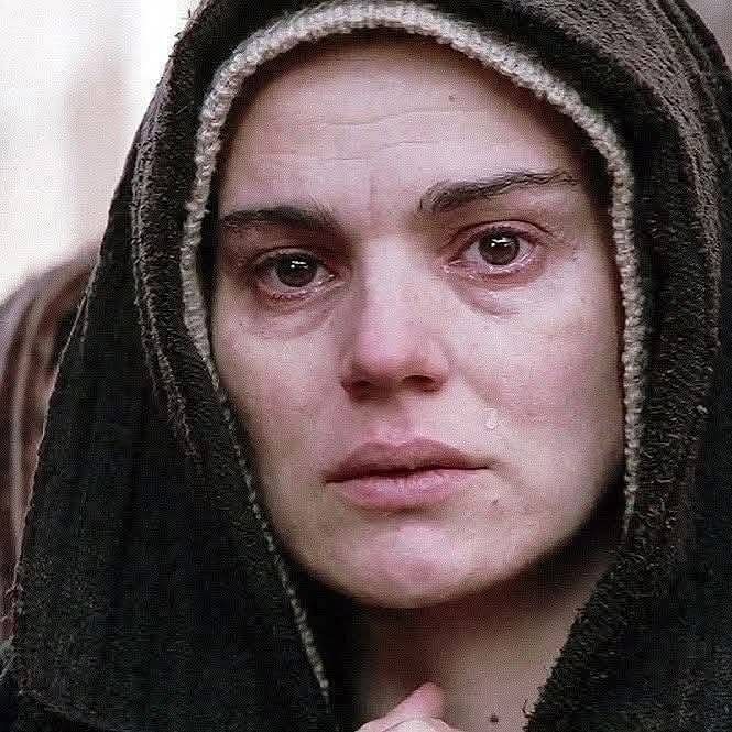 Ella no pudo detener los clavos ni cambiar el destino, pero sí acompañar el silencio de su Hijo con el eco de su alma rota. Porque el amor verdadero no huye del dolor, lo abraza hasta el final.