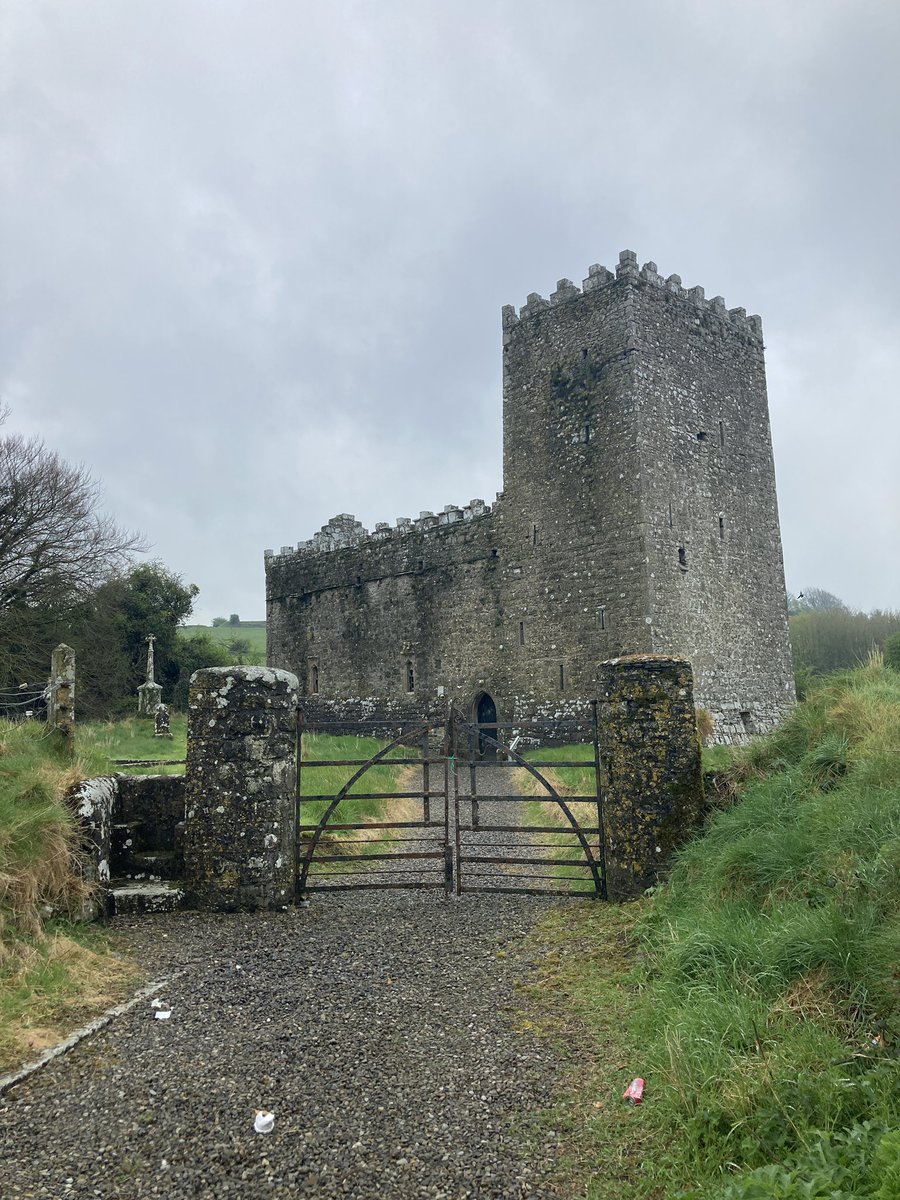 ColemanDennehy's tweet photo. Taghmon Church near to Crookedwood in Co Westmeath. Late medieval March area fought over between the Nugents and the MacGeoghgans - necessitates the fortified church.
Also a Sheela na gig over a window so #Durty #Filthy https://t.co/FA4onOEtGv