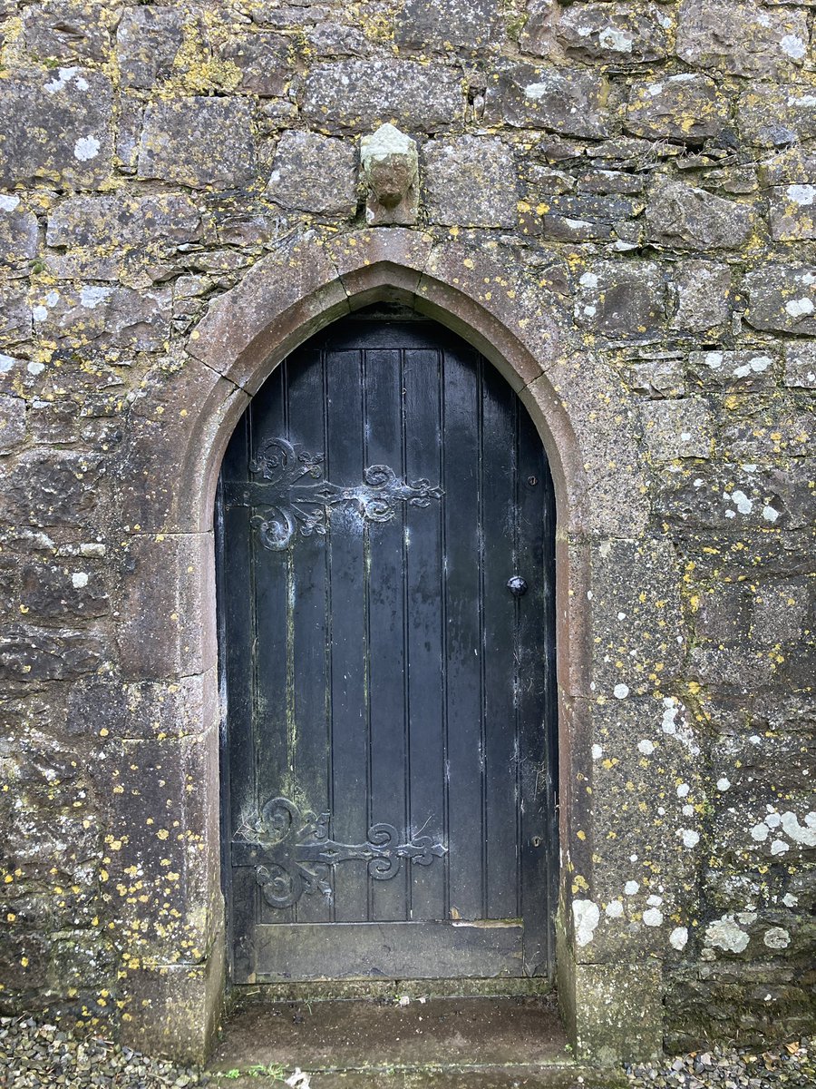 ColemanDennehy's tweet photo. Taghmon Church near to Crookedwood in Co Westmeath. Late medieval March area fought over between the Nugents and the MacGeoghgans - necessitates the fortified church.
Also a Sheela na gig over a window so #Durty #Filthy https://t.co/FA4onOEtGv