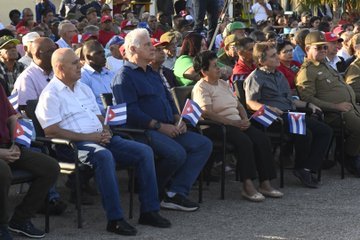 lademajagua's tweet photo. ℹ️@PresidenciaCuba: ❤️| Frente al Museo Memorial Playa Girón, que guarda la historia de aquellos días, tuvo lugar la Tribuna Antiimperialista, en la que participaron combatientes de la Revolución, jóvenes de varias provincias y el pueblo cenaguero.
#64A https://t.co/WfR6p9MKcO