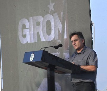 lademajagua's tweet photo. ℹ️@PresidenciaCuba: ❤️| Frente al Museo Memorial Playa Girón, que guarda la historia de aquellos días, tuvo lugar la Tribuna Antiimperialista, en la que participaron combatientes de la Revolución, jóvenes de varias provincias y el pueblo cenaguero.
#64A https://t.co/WfR6p9MKcO