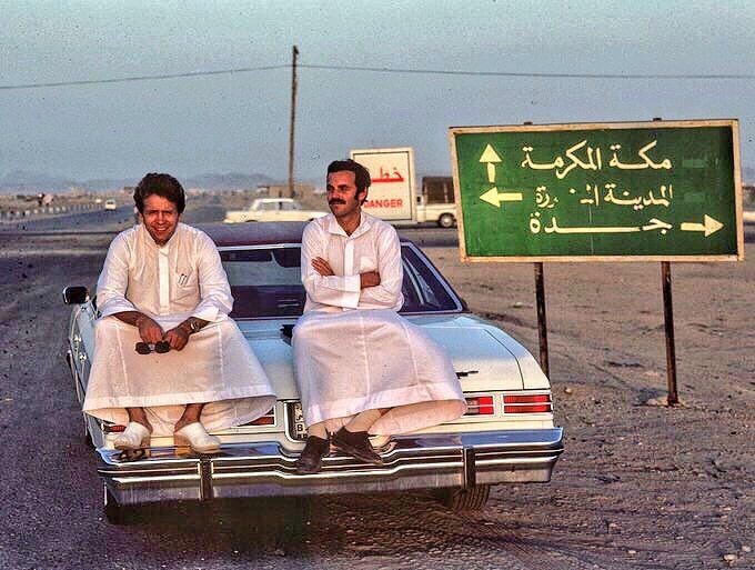 الصورة قبل ٤٨ سنة تقريبآ
أين يقفون بسيارتهم حسب اللوحة؟