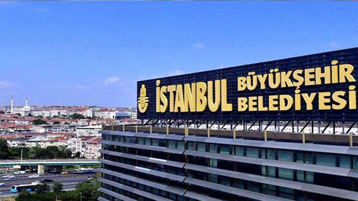 onedio's tweet photo. İBB’den "Florya’daki sosyal tesislerde, parkenin altında gömülmüş halde 2 milyon dolar bulundu" iddiasına yalanlama:

📌 Ne bir arama gerçekleştirilmiş, ne de herhangi bir para bulunmuştur.
📌 İstanbul Emniyet Müdürlüğü’nü tutanakları paylaşmaya davet ediyoruz. https://t.co/mZPGiLKqas