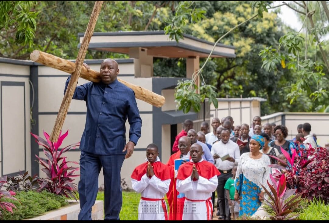 Abigize yesu bakikorera uyu musaraba ko nabonaga bo bakubitwa uyu we ko atakubiswe🤔 ukuntu aba shaka kwigira umukiristu kumafoto ,arko mumutima ari ikirura  nibyo bisekeje 😁 <a href="/semavumba/">Simbizi Wa Semavumba🇧🇮</a> <a href="/Patriote257/">𝙋𝙖𝙩𝙧𝙞𝙤𝙩𝙚 🇧🇮</a>