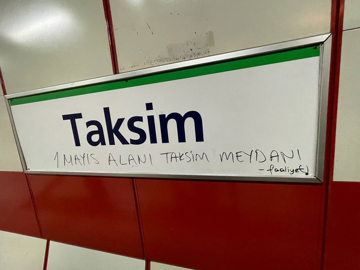 Taksim metroda tabelaya ‘1 Mayıs alanı Taksim Meydanı’ yazıldı.